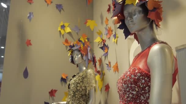 Dos maniquíes femeninos en un vestido de otoño en una tienda moderna — Vídeo de stock