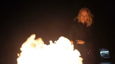 Kız basking eller eternal flame soğuk kış geceleri yakınındaki.