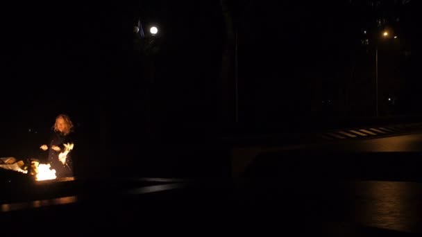 Fille se prélasser près de la flamme éternelle à la nuit froide d'hiver 