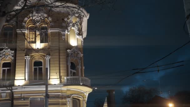 Lámparas en la antigua iluminación del edificio en invierno noche fría — Vídeo de stock