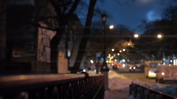 Lámparas en las calles iluminando la ciudad — Vídeo de stock