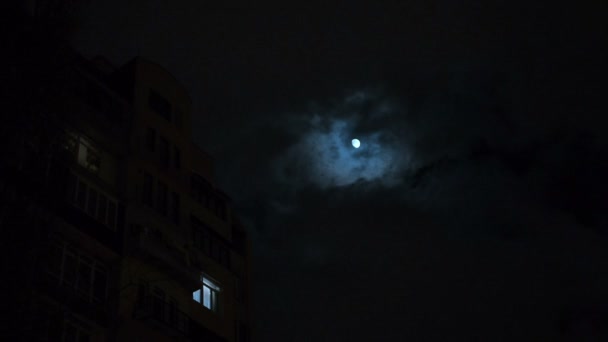 Luna llena detrás de las nubes por la noche — Vídeos de Stock