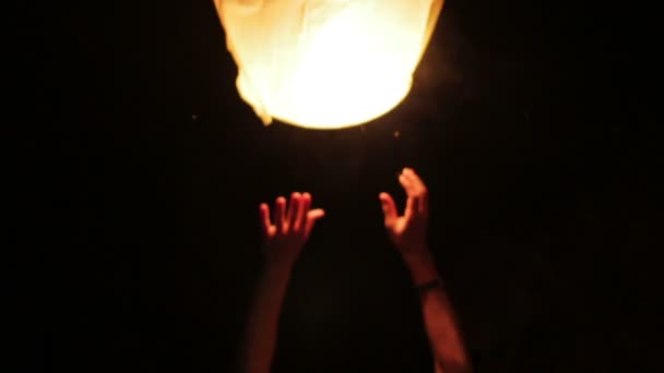 美丽的单一纸灯笼开始飞行 — 图库视频影像