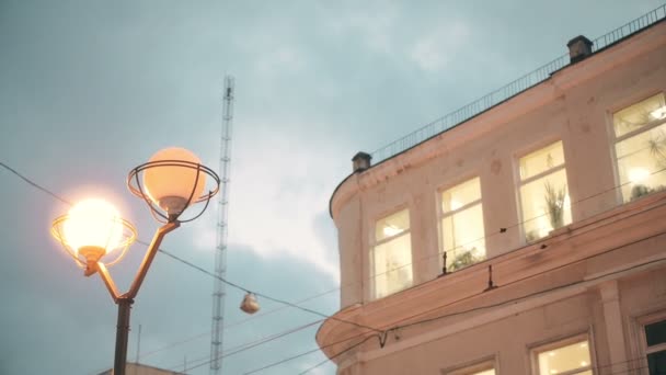 Вогні в windows та світильники у центрі Одеси в сутінках — стокове відео