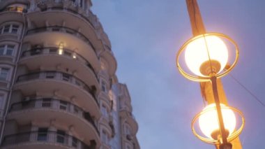 Işıklar içinde pencere eşiği ve alacakaranlık Odessa merkezinde lambalar