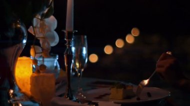 Bir tatlı tarihte mum ışığında gece yeme erkekler el yakın çekim