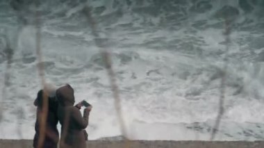 25 Mart 2015: deniz sallayarak rhe fotoğrafını çekmek insanlar