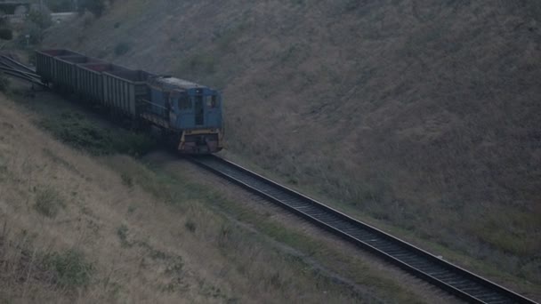老火车机车和怀旧技术辊速度慢 — 图库视频影像