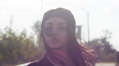 Rüzgar ahşap köprü üzerinde yürüyen şort beyaz kız