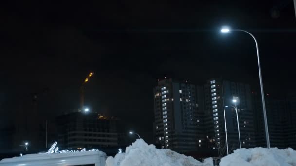 Edificios modernos en la noche en la nieve — Vídeos de Stock