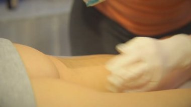 Balmumu epilasyon yaparken salonu profesyonel kadın