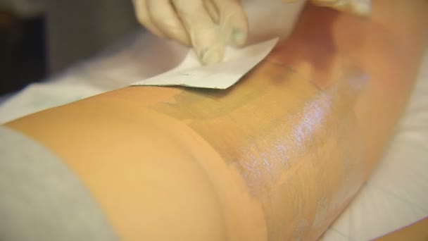 Processo di epilazione delle gambe nei guanti nel salone — Video Stock