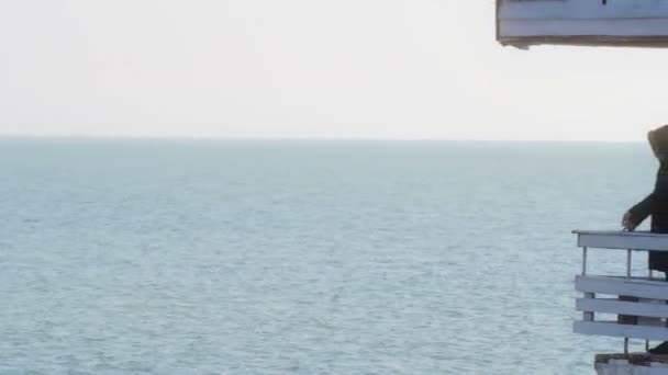 Stary balcoon na wody w pobliżu morza, w słoneczny dzień — Wideo stockowe