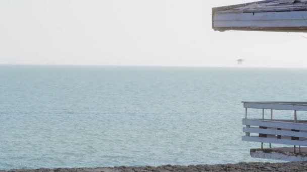 Старе бунгало на воді біля моря в сонячний день — стокове відео