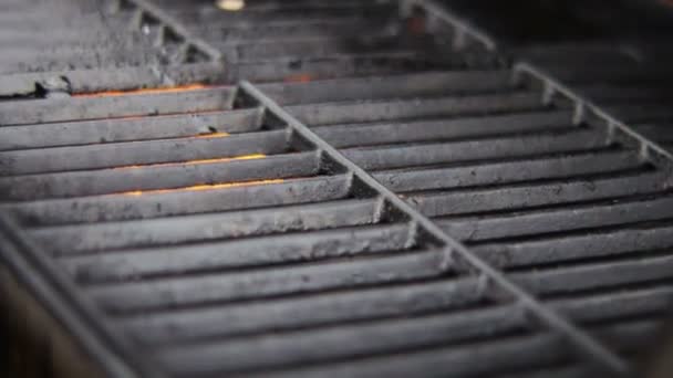 Het instellen van brand op de Grill voor het bakken van rauw vlees voor hamburgers — Stockvideo