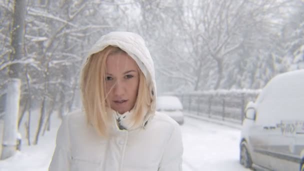 Блондинка Дівчинка ходьби посміхаючись в холодний зимовий день — стокове відео