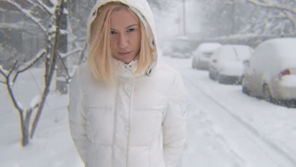 Giovane ragazza bionda che cammina sorridendo nella giornata invernale — Video Stock