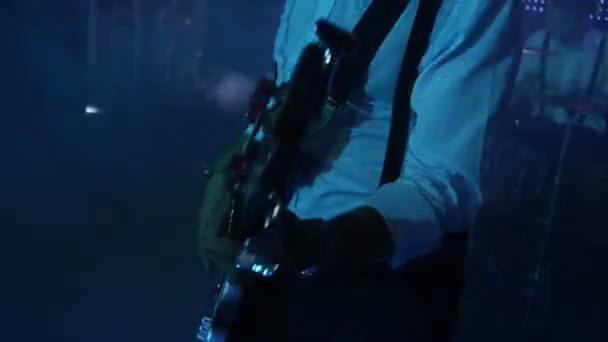 Muž hrát elektrická kytara na rockový koncert, zatímco světlo bliká — Stock video