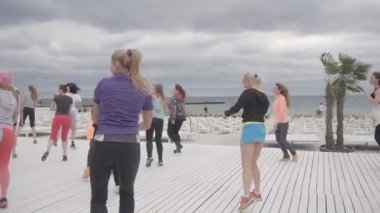 Odessa, Ukrayna - 11 Haziran 2015: Genç kadınlar aerobik atlama ve spor exersises sahilde yapıyor musun
