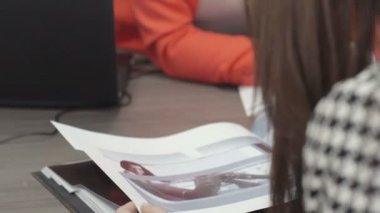 Odessa, Ukrayna - 12 Nisan 2015: işkadını danışmanlık müşteri satınalma im dergisi için seçenekleri ile 