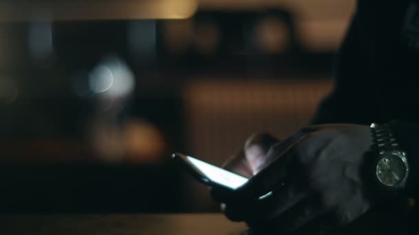 Man skriver texten på mobiltelefon — Stockvideo