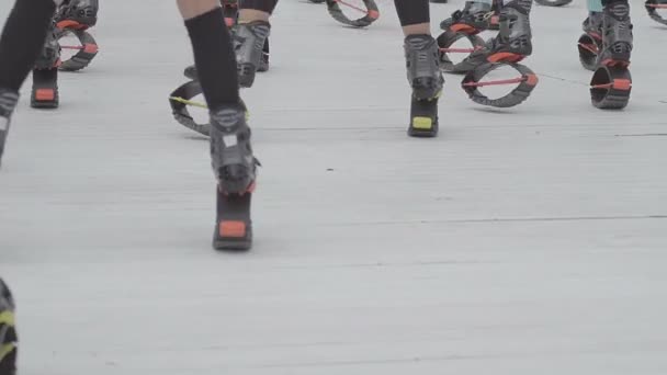 Odessa, Ucraina - 11 giugno 2015: Gambe sportive da donna in kangoo jumping outdoor — Video Stock