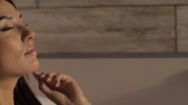 Beyaz küvette döşeme ve rüya güzel kadın