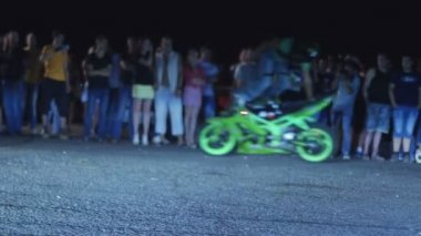 Odessa, Ukrayna - 15 Temmuz 2015: Odessa Drift Yarışması'nda sürüklenen stunts yapıyor motosiklet sürücüsü