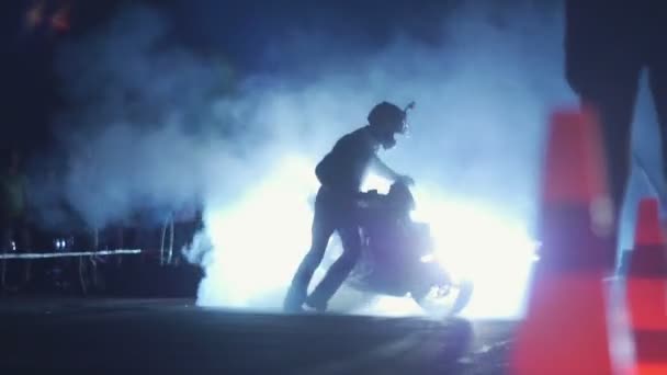 Odessa, Ukraina - 15 lipca: Kierowca motocykla sprawdzić jego motocykl driftingu — Wideo stockowe