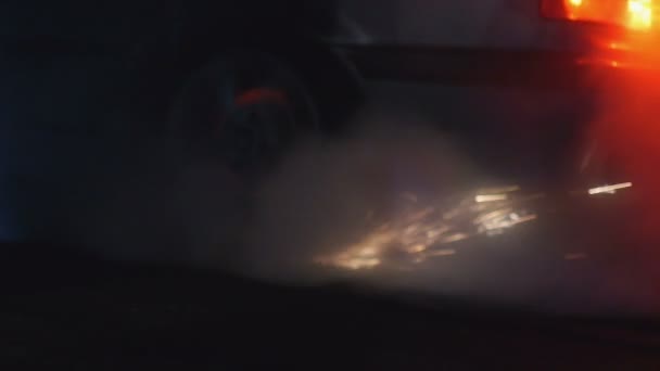 夜間高速で車の車輪回転数から飛行の火花 — ストック動画