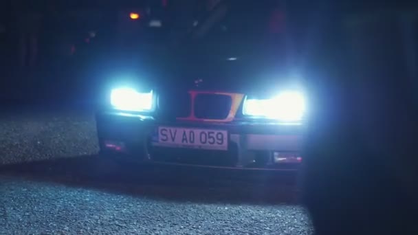 Одесса, Украина - 16 июля: Автомобиль в темноте на шоссе — стоковое видео