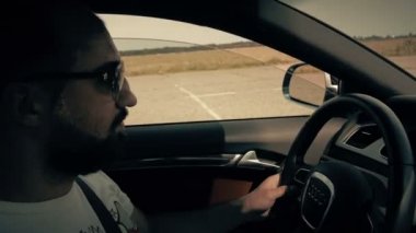 Odessa, Ukrayna - 15 Temmuz 2015: bir spor araba gülümseyen adam