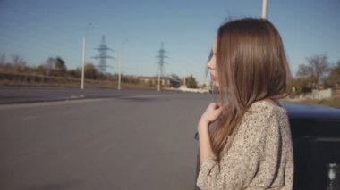 Arabanın önüne kırsal Bridge arka planını yakınındaki kız yasaktır