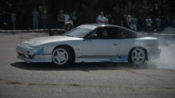 Odessa, Ucrania - 15 de julio de 2015: Coche blanco a la deriva en la carrera de deriva de verano haciendo humo — Vídeo de stock