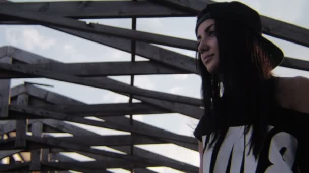 Молода дівчина стоїть біля дерев'яний міст у літніх — стокове відео