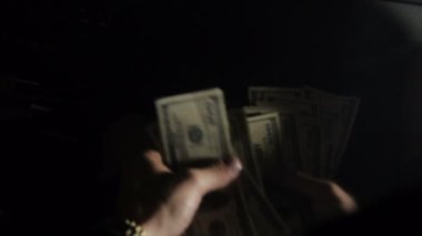 Bir Gangster Close-Up sayma yüz dolar faturaları eller