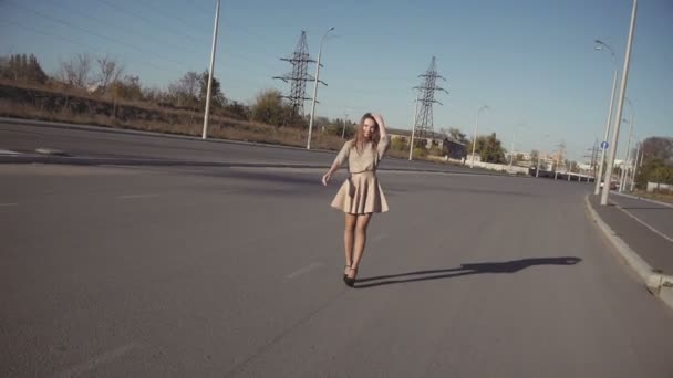 Odessa, Oekraïne - 11 Sept 2015: meisje op hoge hakken lopen op het asfalt op platteland achtergrond wit — Stockvideo