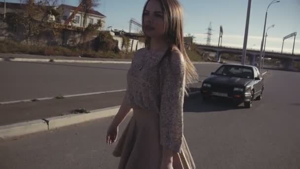 ODESSA, UKRAINE - 11 SEPT 2015: Blond Girl on High Heels Walking to Car no Asfalto no Fundo do Campo — Vídeo de Stock