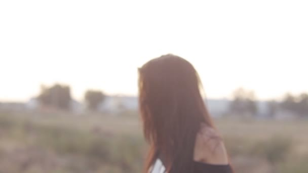 여름 날에에서 산책 하는 동안 웃 고 여자 회전 — 비디오