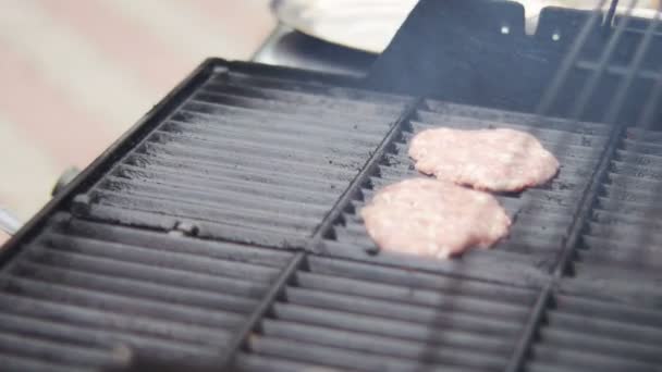 Rauw vlees bakken voor hamburgers en broodjes op de Grill — Stockvideo