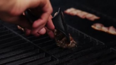 Kızartma ve Spatula çiğ et ızgara Burger için tarafından döndü