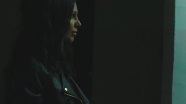 Bodrum üzerinde yürüyen uzun saçlı kız. Kamera takip kapatmak yavaş yavaş