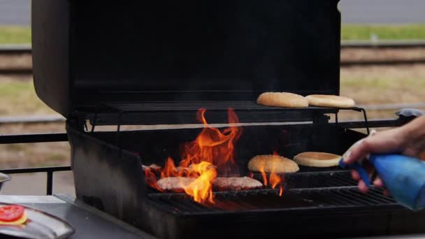 Vaststelling vuur aan de Grill voor rauw vlees bakken en broodjes voor hamburgers — Stockvideo