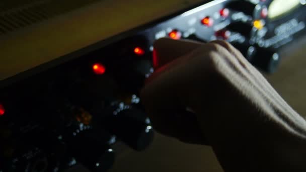 Hand op professionele audio mixer close-up — Stockvideo