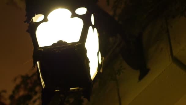 Antiguo Lapm calle antigua por la noche — Vídeos de Stock