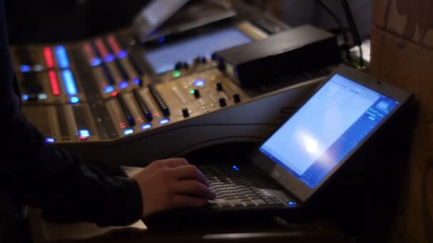 Hand op professionele Audio Mixer en Laptop draaien geluid. Close-up — Stockvideo