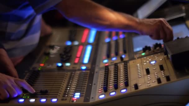 Mano sul suono professionale di accensione del mixer audio. Da vicino. — Video Stock