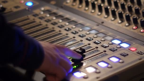 Main sur mixeur audio professionnel tournant son. Gros plan — Video