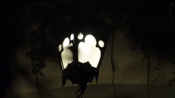 lapm rue antique à travers la clôture la nuit 