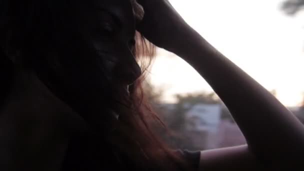 Young Girl uitkijken van auto raam — Stockvideo